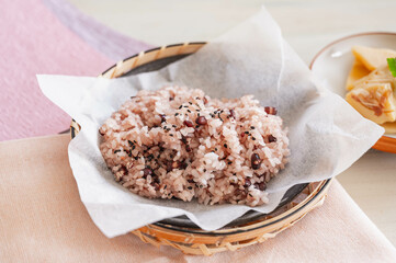 お皿に盛った赤飯