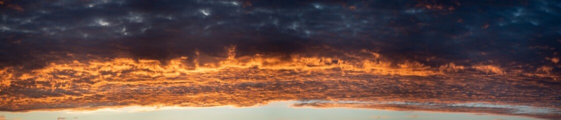 Dramatische Wolkengebilde zum Sonnenuntergang