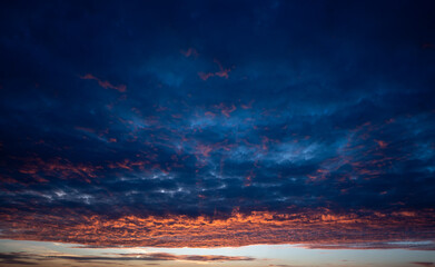 Dramatische Wolkengebilde zum Sonnenuntergang - obrazy, fototapety, plakaty