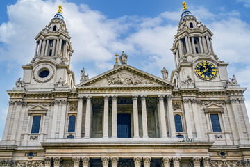 Fototapeta na wymiar Famous St. Paul Cathedral in London, It sits at top of Ludgate Hill - highest point in City of London. Cathedral was built by Christopher Wren between 1675 and 1711. London, UK.