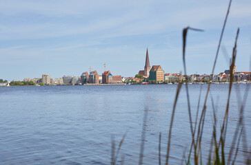 Fototapeta premium Blick auf die Hansestadt Rostock, Gehlsdorf, Mecklenburg-Vorpommern, Ostsee, Deutschland, Germany, Europa, Europe 