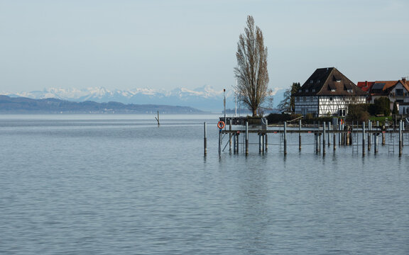 Bodman am Bodensee mit Blick auf Alpen