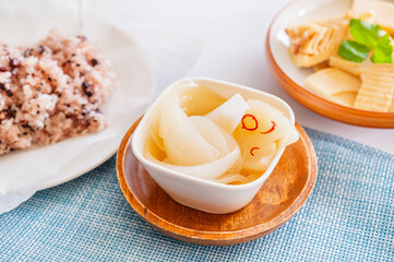 新玉ねぎの白だし浅漬けとお赤飯