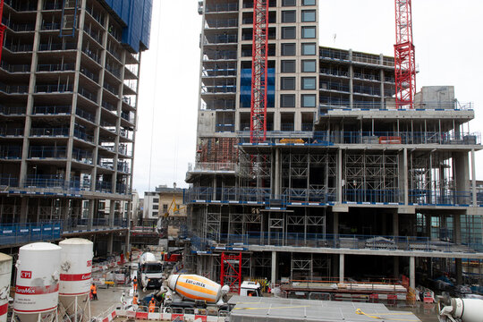 ELEPHANT AND CASTLE RETAIL AND HOUSING,LONDON BUSY CONSTRUCTION SITE MARCH 2024