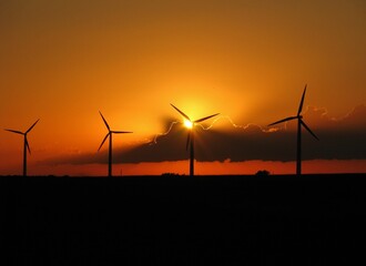 Obraz premium wind turbines at sunset
