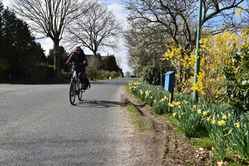 Radfahrerin im Frühling