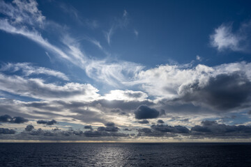 Meerlandschaft mit fantastischen Wolken und aufgehender Sonne