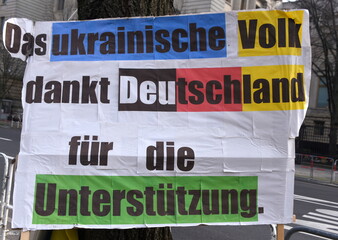Schild auf einer Demo: 