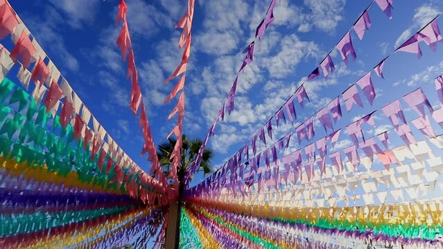 fogueira decorativa e bandeiras coloridas de festa junina no nordeste brasileiro