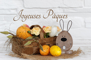 Carte de vœux Joyeuses Pâques : arrangement avec des lapins de Pâques, des fleurs et des œufs...