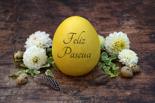 Tarjeta de felicitación Felices Pascuas. Decoración de Pascua con un huevo de Pascua etiquetado.