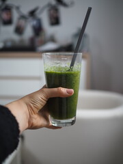 Zielone smoothie, w ręce - obrazy, fototapety, plakaty