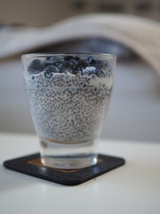 Pudding chia, zdrowy deser z borówkami