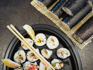 Sushi rolki z pałeczkami - obrazy, fototapety, plakaty