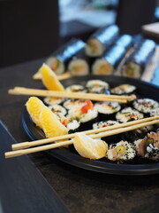 Sushi z pałeczkami - obrazy, fototapety, plakaty