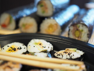 Sushi w rolce, pokrojone na talerzu