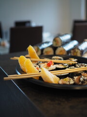 Sushi na talerzu - obrazy, fototapety, plakaty