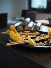 Domowe sushi z pałeczkami - obrazy, fototapety, plakaty