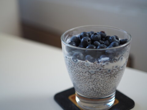 Pudding chia, zdrowy deser z bor&oacute;wkami