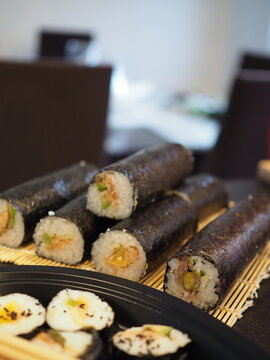 Rolski sushi na bambusowej podkładce