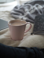 Kubek kawy w przytulnym pokoju