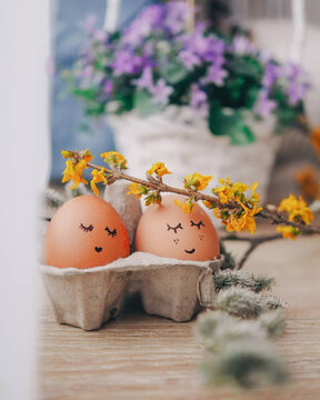 Pisanki wielkanocne jajka i kwiaty