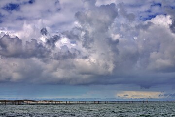 Große Wolken über Sandstrand