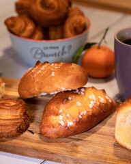 Petit déjeuné Français avec des viennoiseries et du café  
