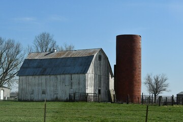 Fototapeta na wymiar Barn and Silo in Farm Field