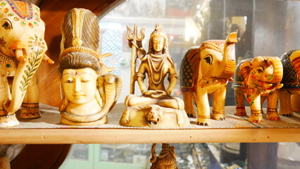 Pièces de collection tout en or, représentant différents être religieux, de croyance hindu, de...