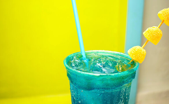 Plano de cerca de una bebida a base de vodka llamada azulito o pitufo a base de vodka 