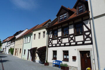 Gasse mit historischen alten Häusern in Bernburg an der Saale