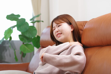 肩こりがしんどそうな女性