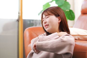 肩こりがしんどそうな女性