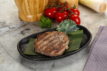 Grilled tuna medallion in the plate