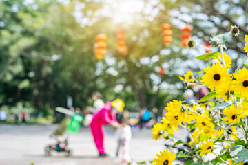 Obraz premium Citizens taking their children to play in Guangzhou parks in spring