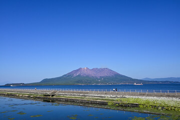 Naklejka premium 水路の先の海に浮かぶ桜島
