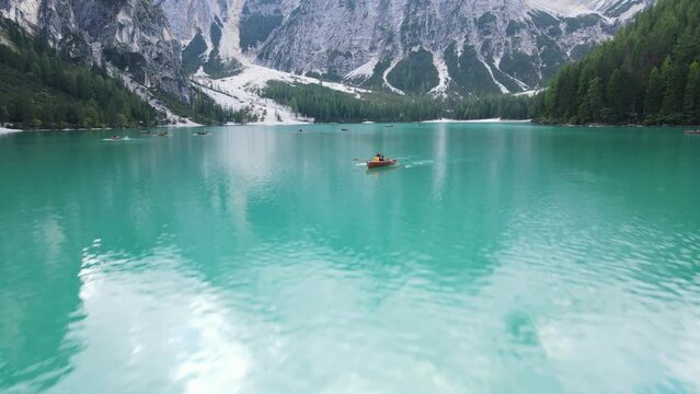 As the largest natural lake in the Dolomites, Lago di Braies exudes an ethereal beauty that seems almost otherworldly. 