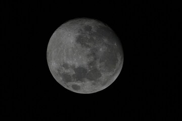 The Moon is Earth's only natural satellite and is the fifth-largest satellite in the solar system. |月亮