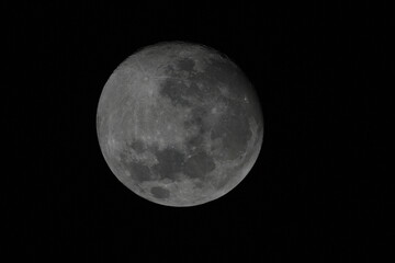 The Moon is Earth's only natural satellite and is the fifth-largest satellite in the solar system. |月亮
