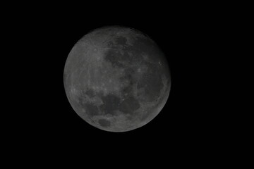 The Moon is Earth's only natural satellite and is the fifth-largest satellite in the solar system. |月亮