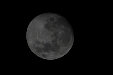 The Moon is Earth's only natural satellite and is the fifth-largest satellite in the solar system. |月亮