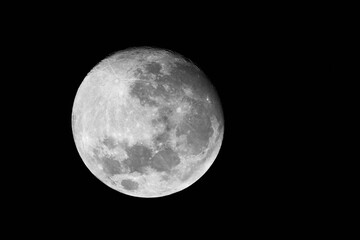 The Moon is Earth's only natural satellite and is the fifth-largest satellite in the solar system. |月亮