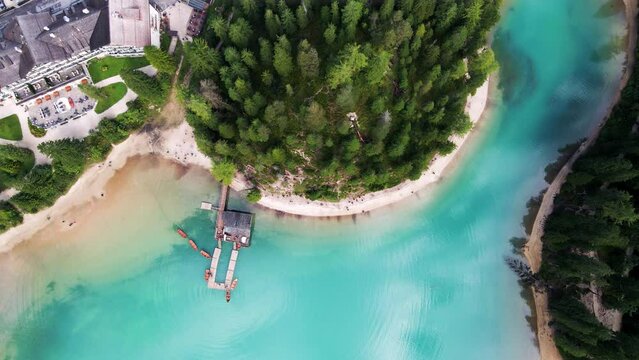 As the largest natural lake in the Dolomites, Lago di Braies exudes an ethereal beauty that seems almost otherworldly. 
