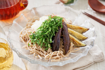 揚げナスと大葉と大根おろしの冷たいお蕎麦