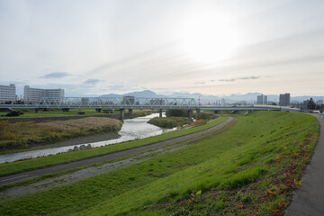 Fototapeta premium 豊平川と街の風景