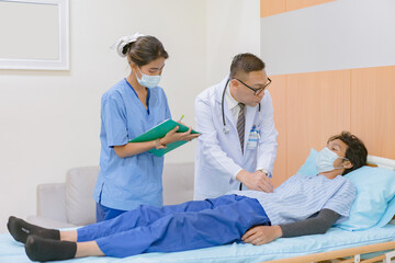 Obraz premium Doctor checking blood pressure to a patient. The doctor is inserting a device into the arm to measure blood pressure for a physical examination.