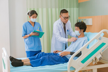 Obraz premium Doctor checking blood pressure to a patient. The doctor is inserting a device into the arm to measure blood pressure for a physical examination.