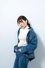 デニムを着た女性