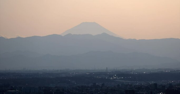 東京からみた夕方の富士山。